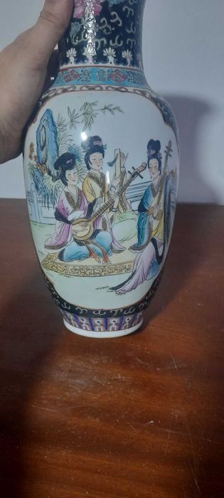 Hand-painted Chinese vases64551916301571122