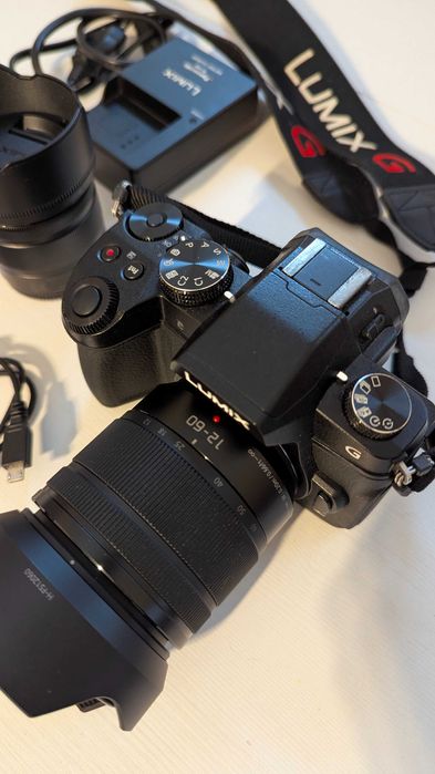 Bezlusterkowiec Panasonic Lumix DMC-G80, wraz z obiektywami i torbą.