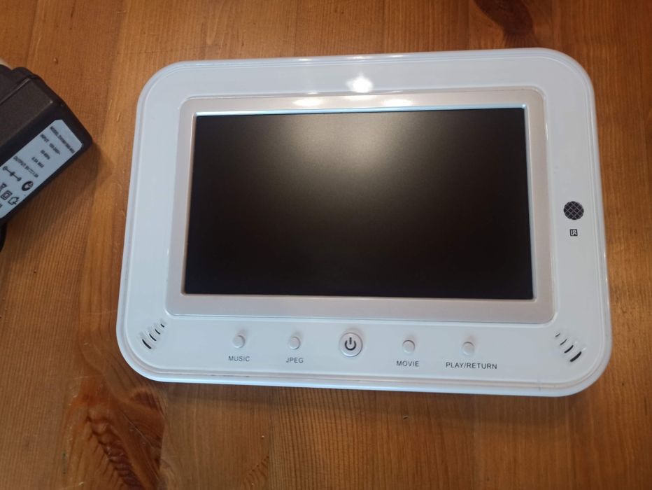 Ramka na zdjęcia. Zasilacz, USB, karty pamięci.