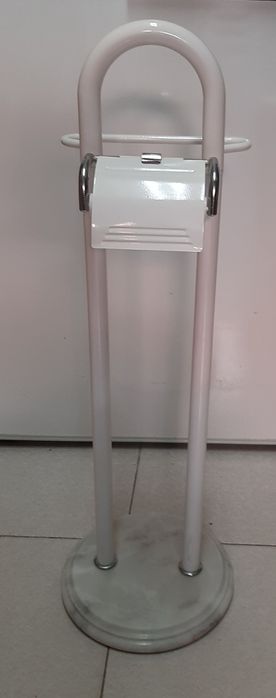 Toalheiro e suporte de papel wc.