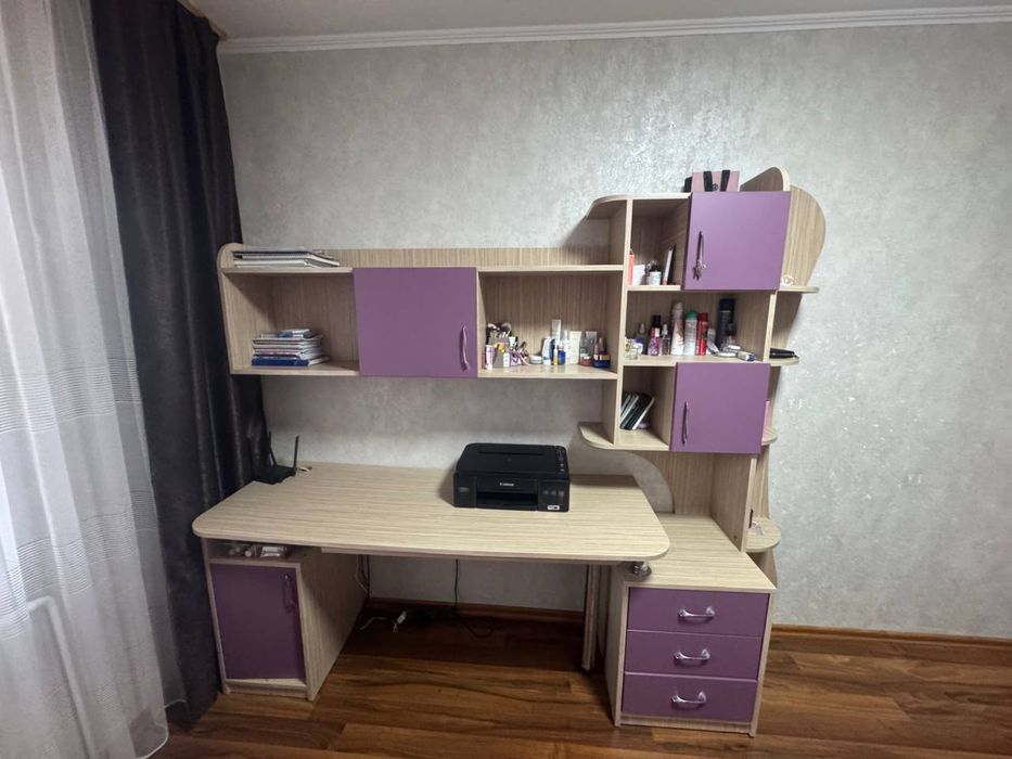 Письмовий стіл.
