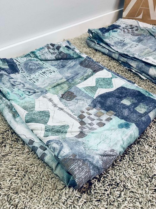 Piekne niebieskie srebrne zaslony kotary story