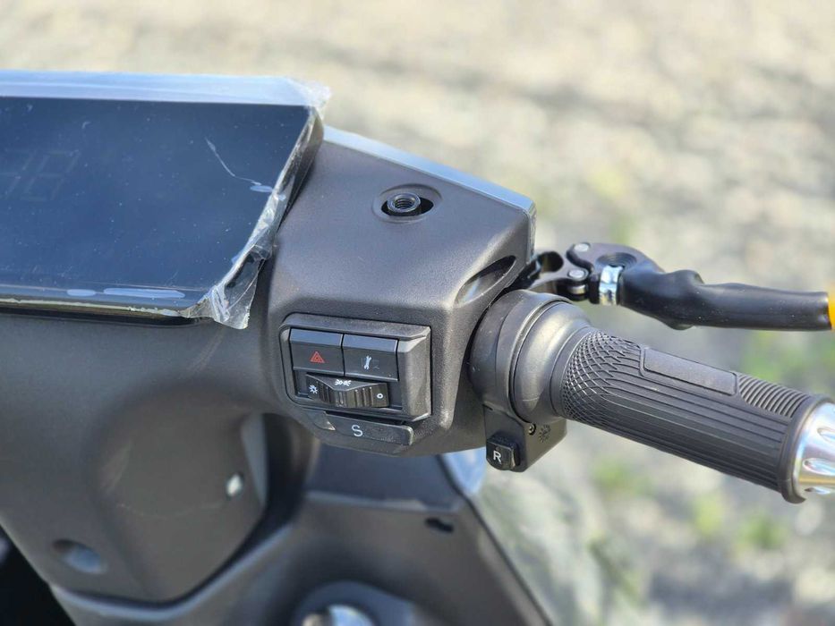 Електроскутер на літієвих батареях R3 2800W