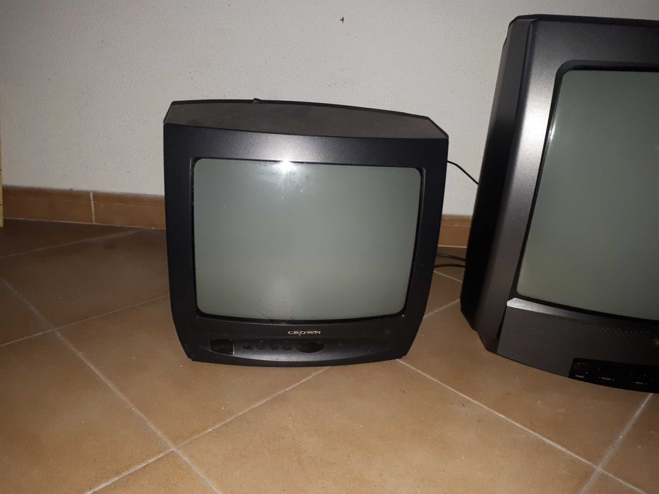 2 Televisores a trabalharem.