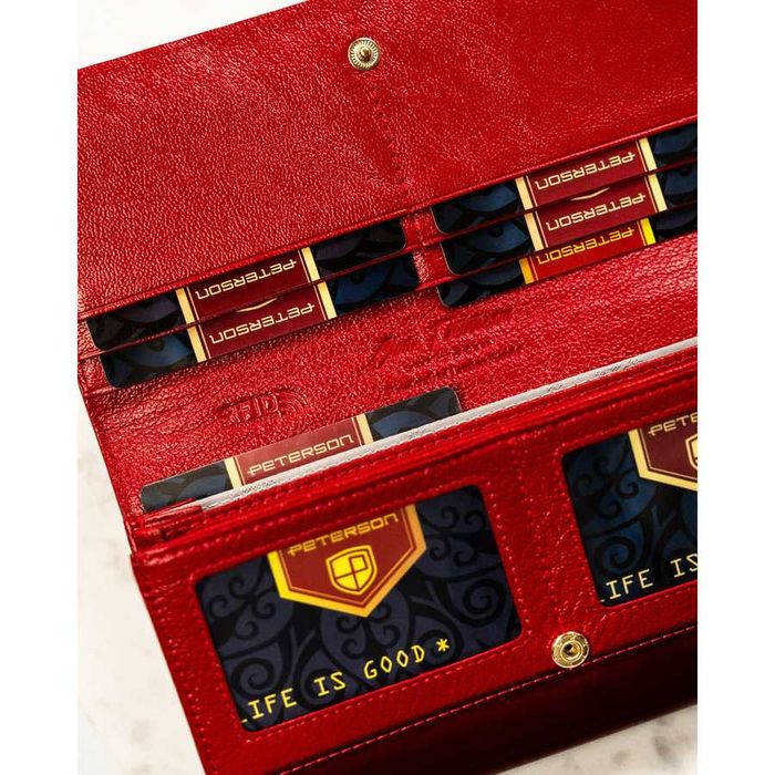 Portfel damski z lakierowanej skóry naturalnej zamykany na zatrzask