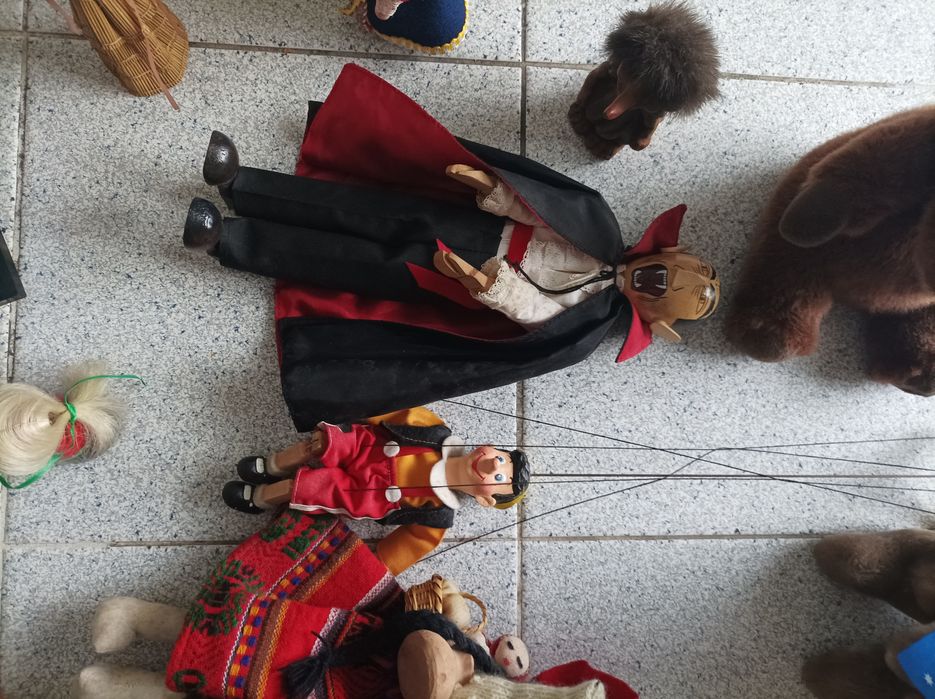 Conjunto de artesanato internacional e nacional