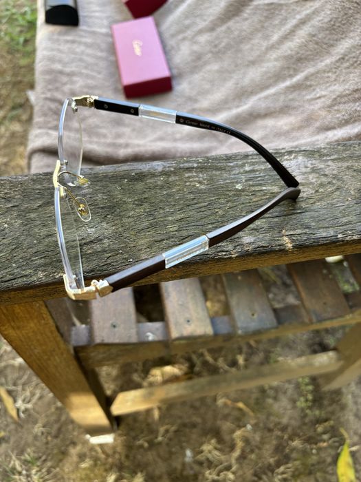 Oculos com  lentes brancas podem ser colocadas outras de cor