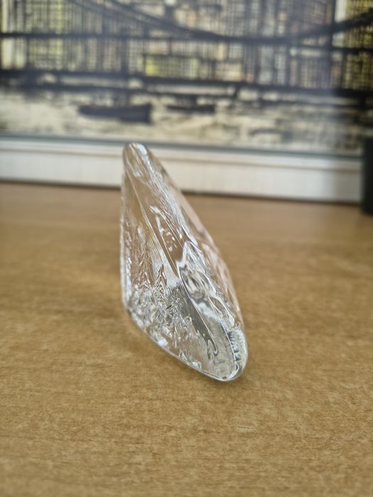 Szklany przycisk do papieru Iittala – Made in Finland