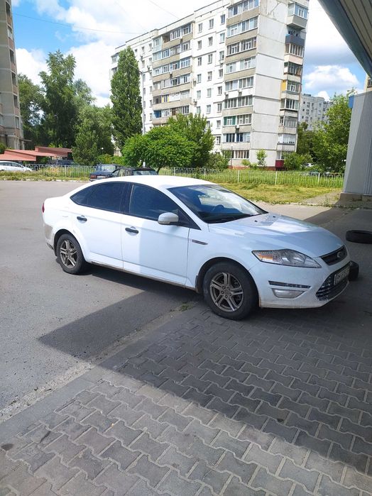 Ford Mondeo 2012.  газ бензин.