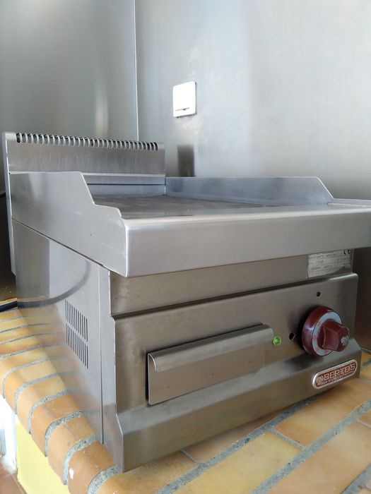 Chapa Grelha e 2 carros para tabuleiros.