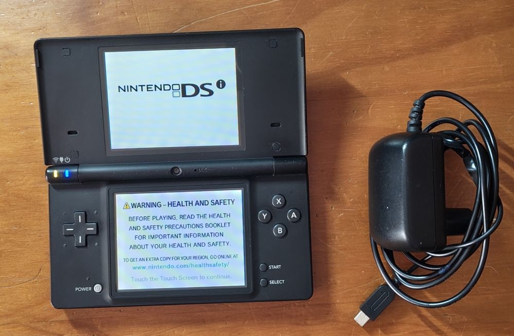 Nintendo DSi com carregador
