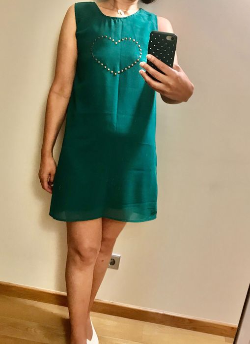 vestido verde tamanho S, sem manga, com coração dourado na frente