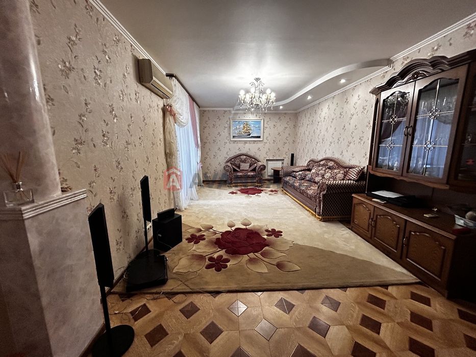 4-кімнатна квартира в обкомівському будинку