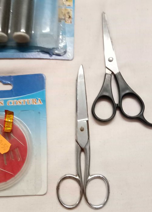 Tesouras, agulhas, linhas de coser e outros, tudo por 5€
