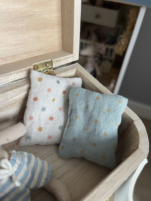 Myszka Maileg, dwoe poduszki i drewniana skrzynka