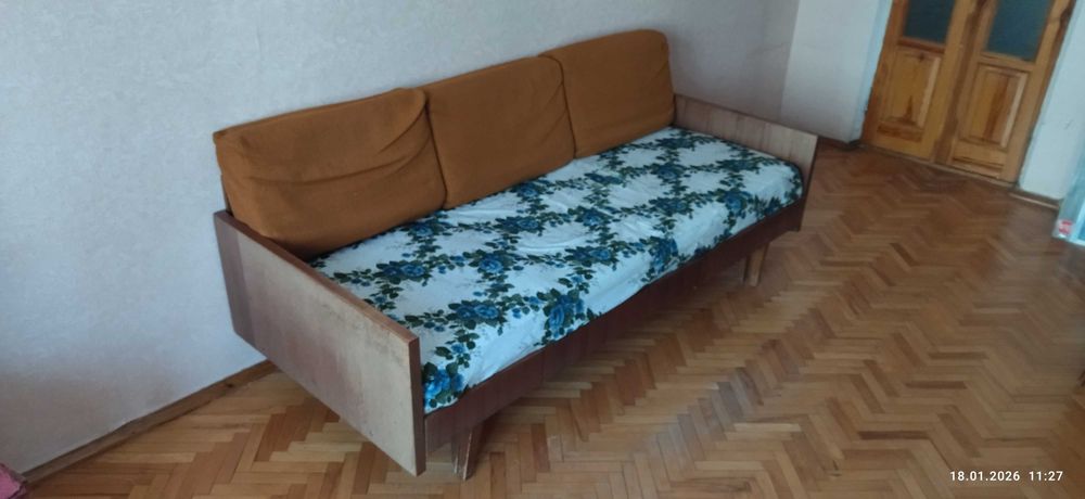 Диван в гарному стані