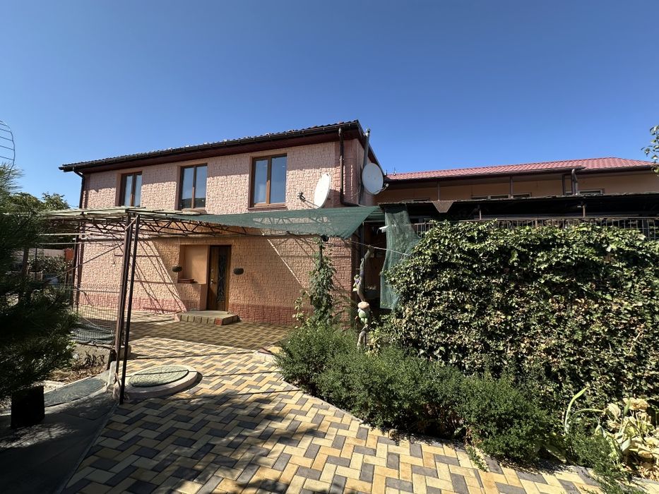 Продам 2-х этажный каменный дом  в Варваровке на участке 7. 12 соток