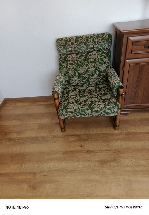 Fotel nieduży zgrabny