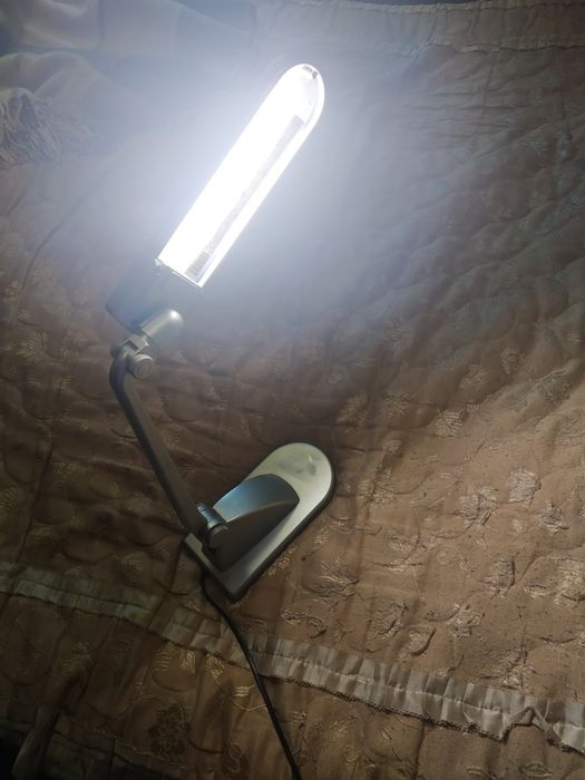 Лампа настільна біла