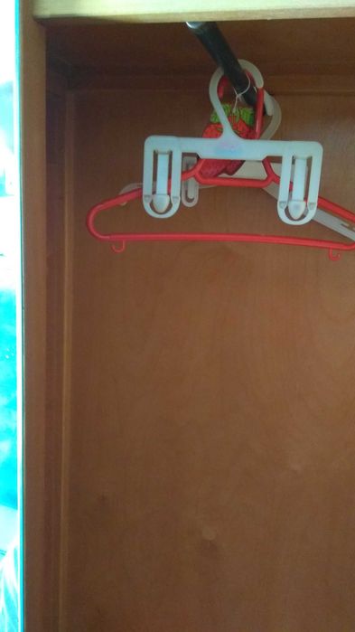 Roupeiro com espelho.