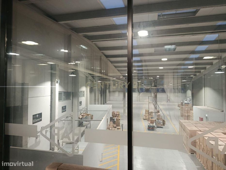 Pavilhão Comercial à Venda no Centro Empresarial de Paredes