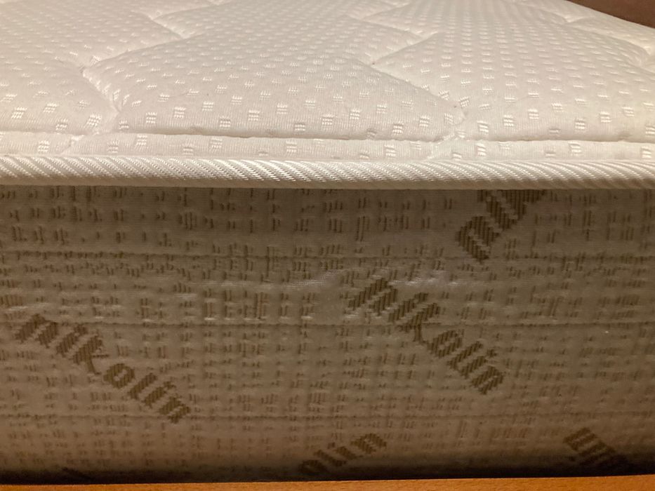 Quarto completo em cerejeira – cama, roupeiro e cabeceira