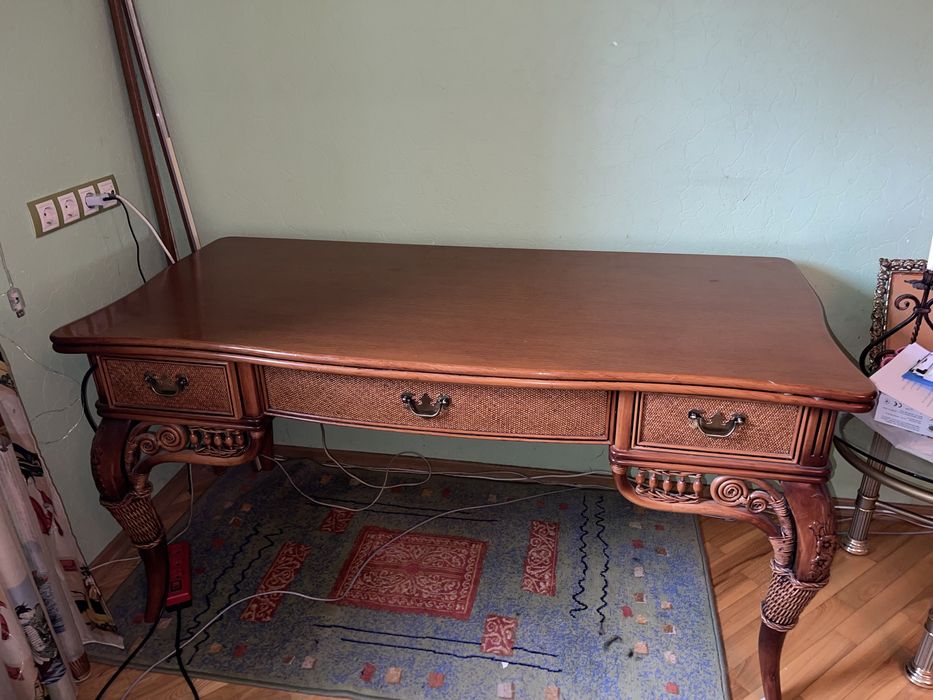 Кабинетный письменный стол из натурального ротанга