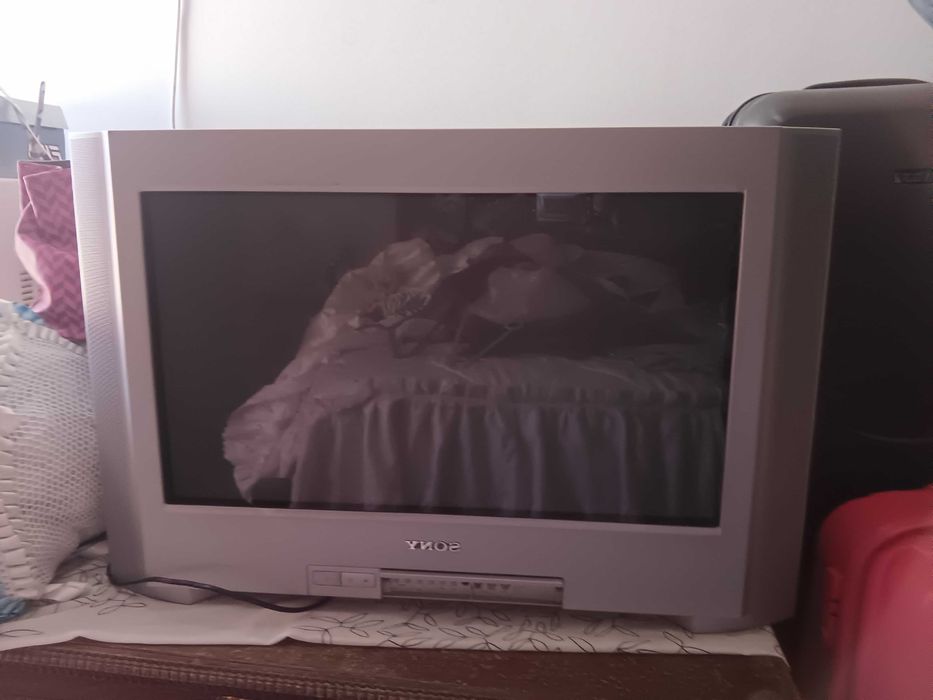 TV Sony grande com mesa
