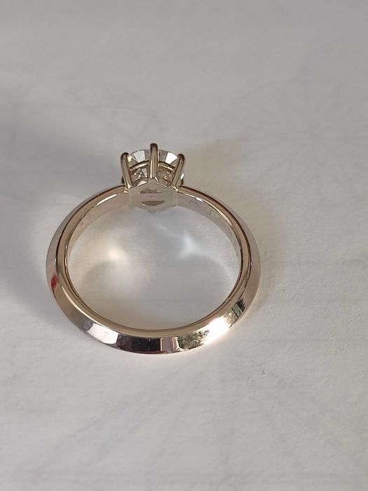 Złoty pierścionek 585 z brylantem 1. 01ct (certyfikat )wzór Tiffany