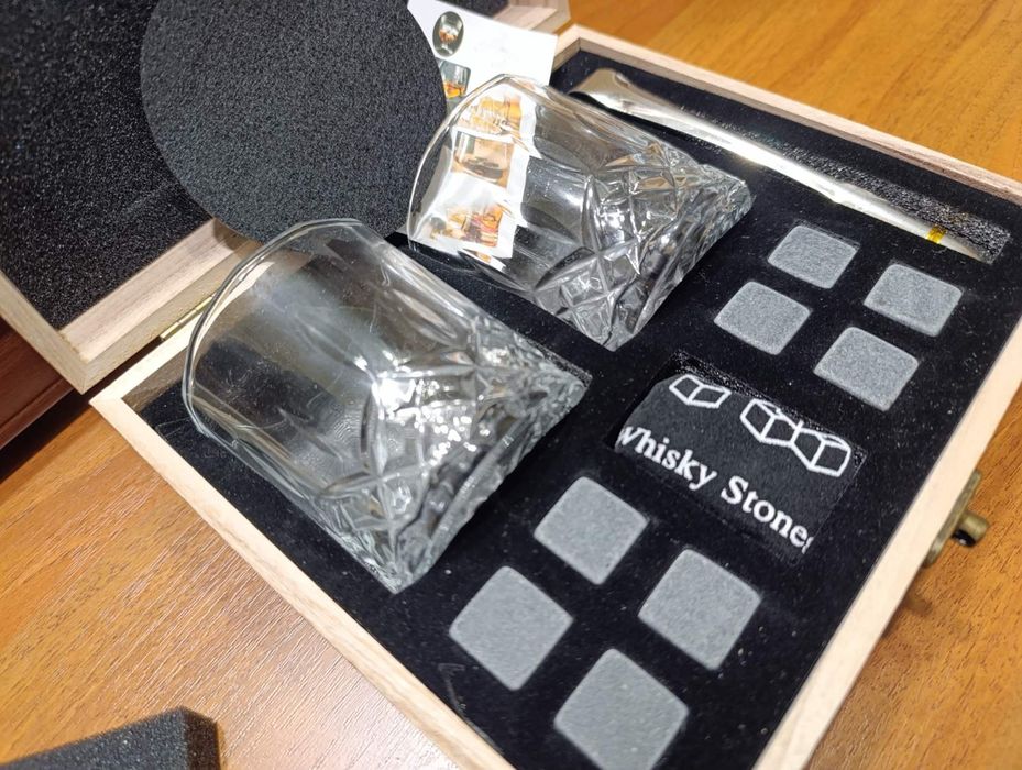 Подарунковий набір для віскі з бокалами,ящиком.