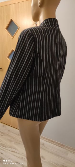 Marynarka w pionowe paski