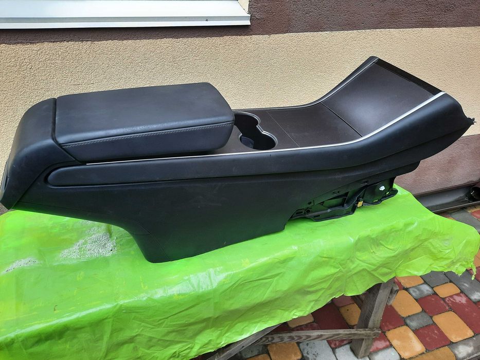 Центральная консоль Tesla Model 3.