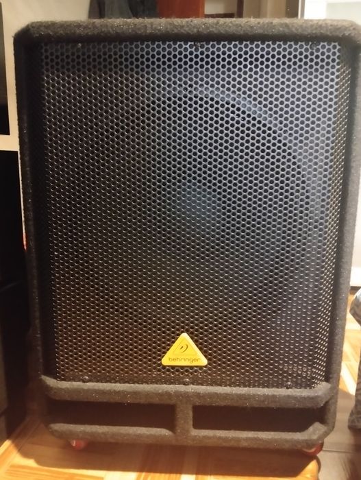 Sub Grave  Behringer VQ1500D