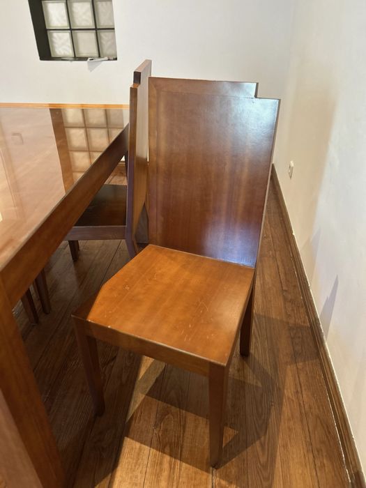 Mesa e conjunto de 4 cadeiras.