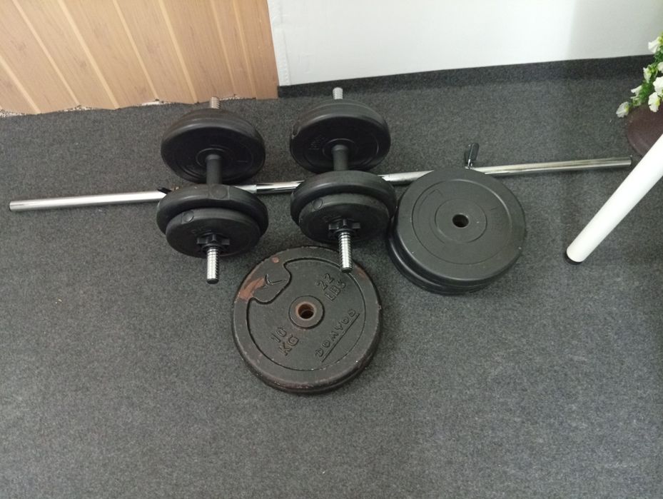 Halteres e uma barra tudo impecável.