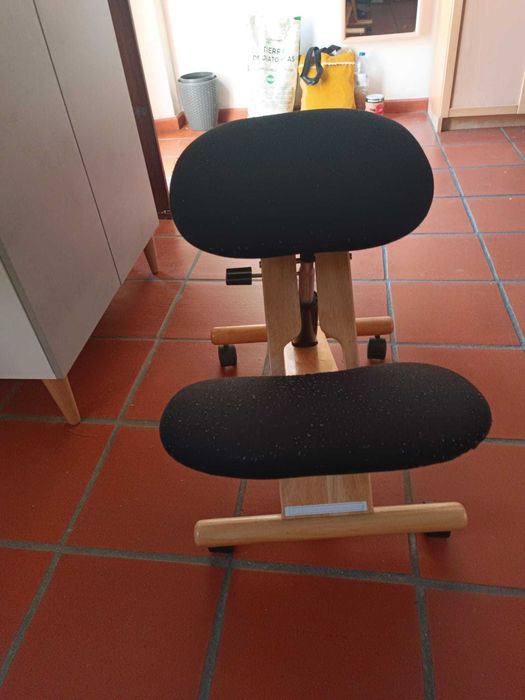 Cadeira ergonómica de joelhos em madeira com ajuste e rodízios