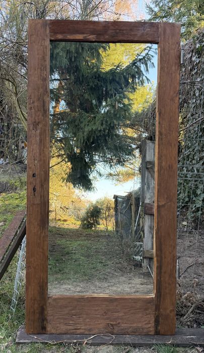 Rustykalne lustro w ramie ze starych drzwi – unikat z duszą