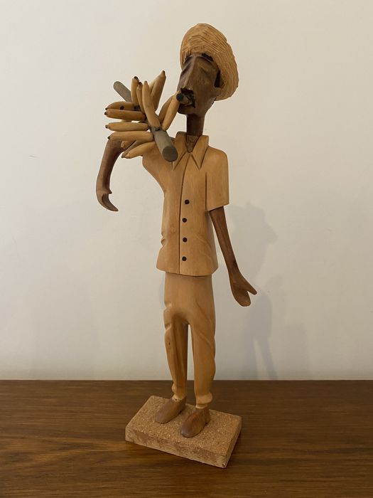 Estátuas de madeira artesanais originárias de Cuba, com cerca de 30cm