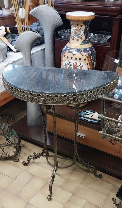 Base para guarda chuvas e espelho de parede com bengaleiro e chapeleiro. Em latão.Mesa meia lua.