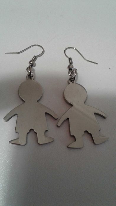 Brincos com meninos. Novos.