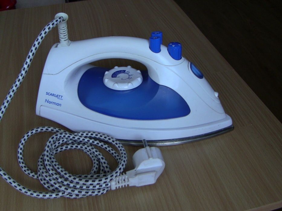 Утюг Scarlett 1800Вт