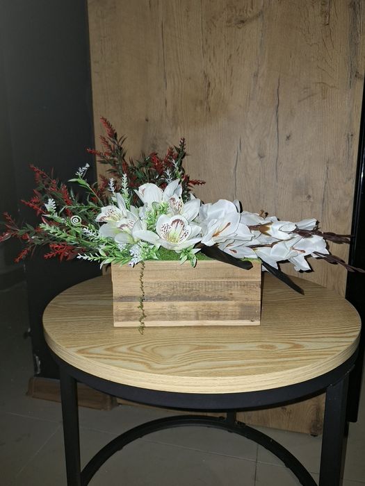 Wiosenny stroik w drewnianej skrzynce