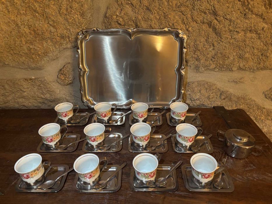 Serviço de café floral para 12 pessoas com tabuleiro e açucareiro