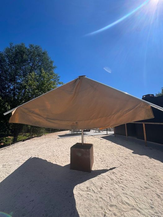 Vendo Guarda sol Grande 4x4 com base em ferro e tampa de madeira