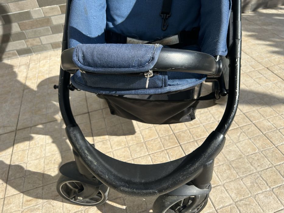 Carinho de bebe com ovo e cadeira