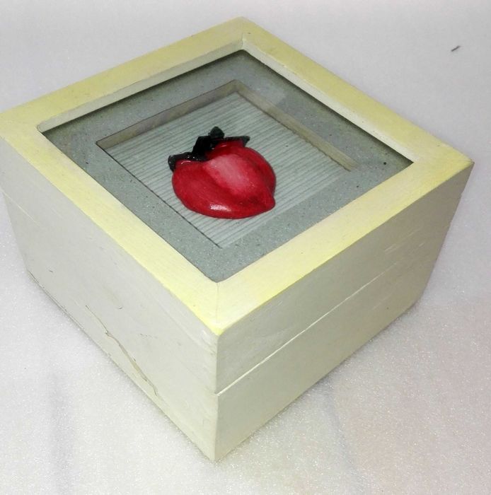 Wooden Box Frame with Red Apple64750731251971120