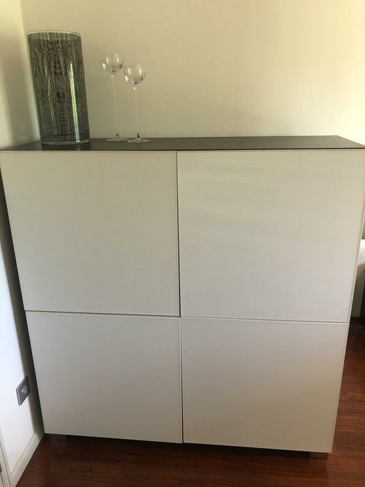 Aparador alto Kronos com vidro Millerighe e pés em inox
