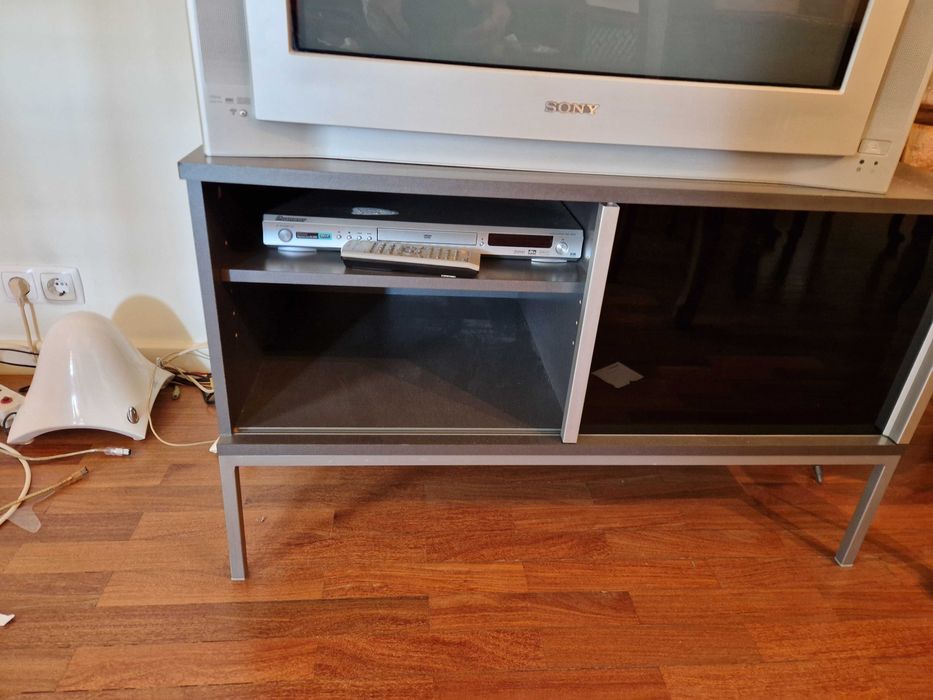 Móvel TV Ikea cinzento com vidro pretos