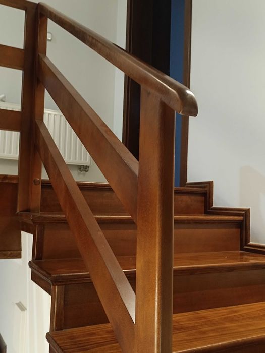 Schody drewniane z poręczą