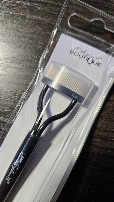 Grzebyk do rzęs, rozdzielacz, separator.